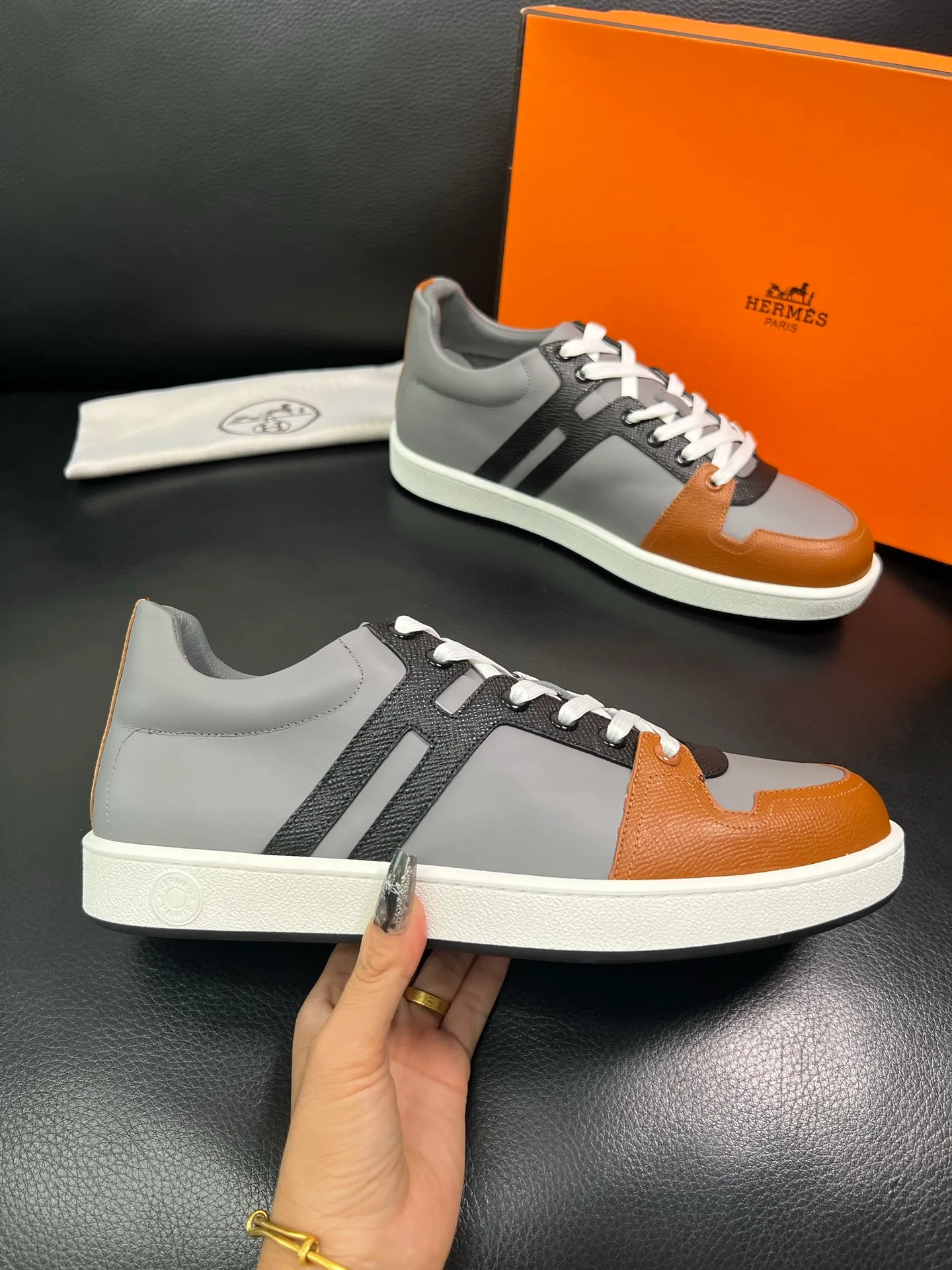 Men's shoes 💰700 Hermes Top Purchasing Agent Hermes counters are on sale at the same time with original factory configuration, original cowhide fabric imported from Italy, high-quality splicing technology, fully imported water-dyed cowhide lining, soles: original soles specially provided by the original factory are super comfortable, the original factory and single goods are of high quality, welcome to compare at the same time at the counter, code number 38-44 (customized 45 46) 85851